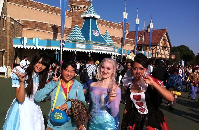 Alice in Wonderland Frozen Elsa Queen of Hearts costumes cosplay Halloween Tokyo Disneyland