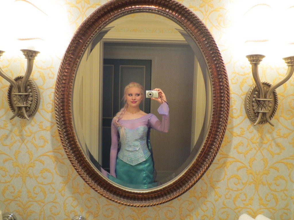 Frozen Elsa cosplay at Miracosta Hotel Tokyo Disney Resort real hair no wig