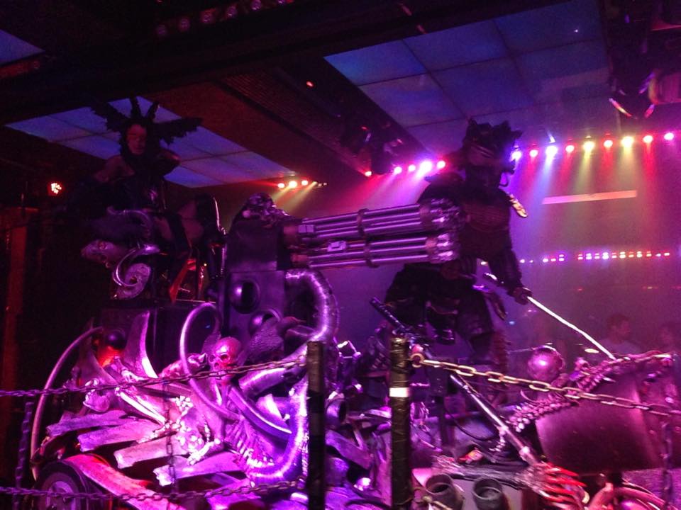 Tanks and machinery in battle at Robot Restaurant