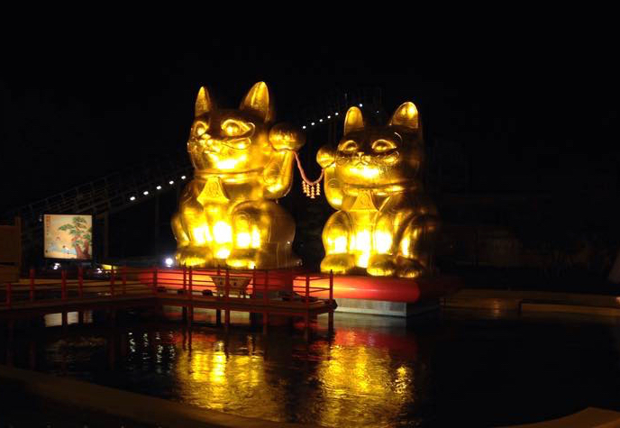 Giant golden Maneki Neko at Mt Fuji amusement park