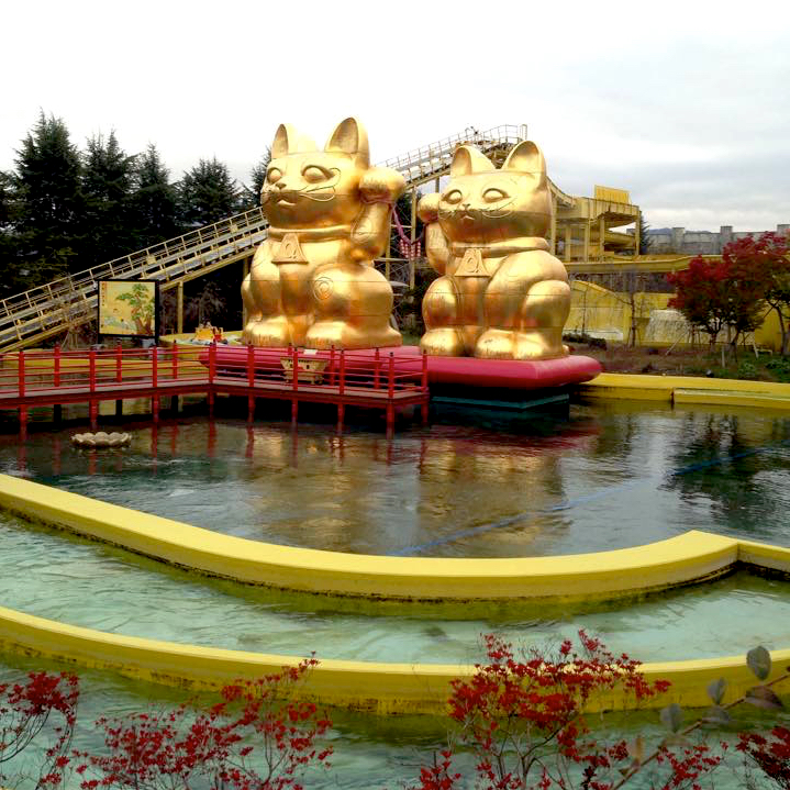 Giant golden Maneki Neko at Mt Fuji amusement park