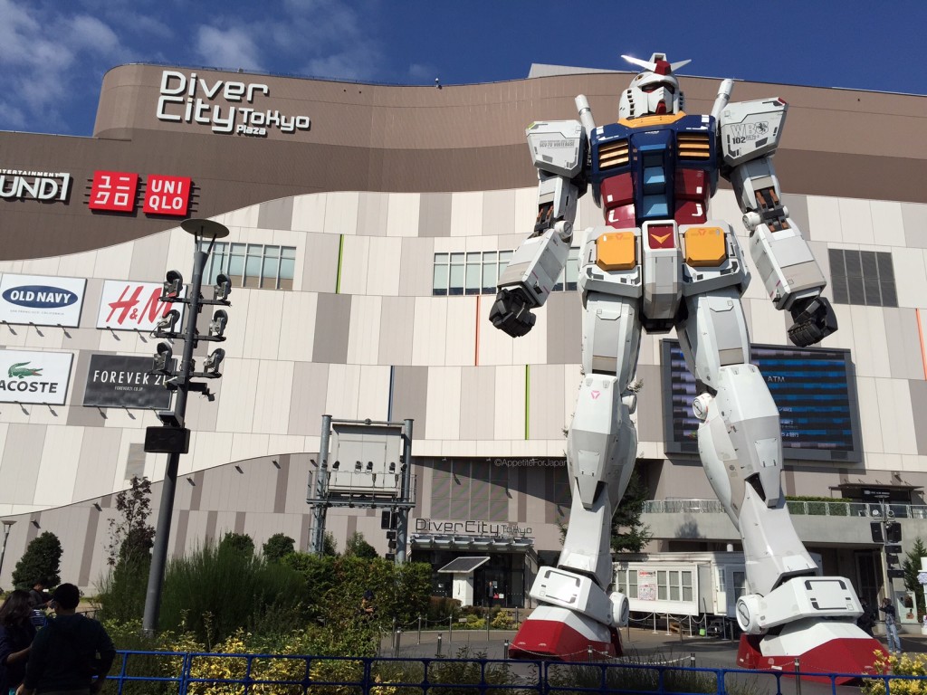 Gundam statue Tokyo