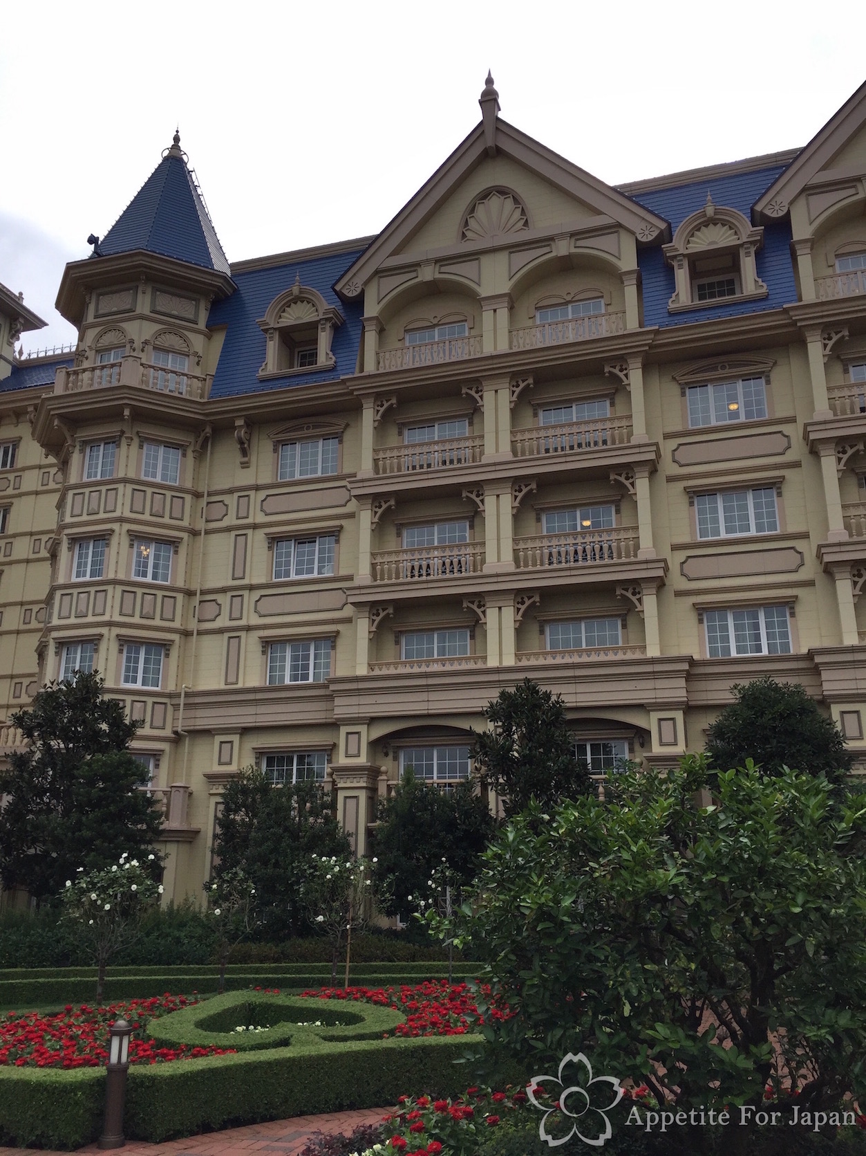 Inside Tokyo Disneyland Hotel’s Alice in Wonderland Themed Room