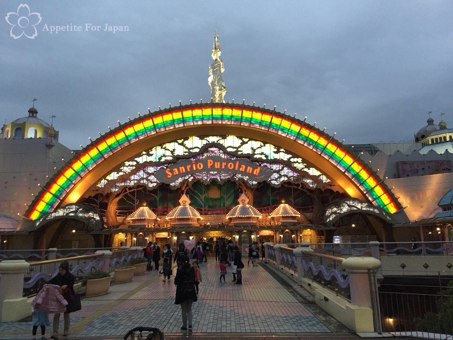 Sanrio Puroland: a theme park for Hello Kitty and friends in Tokyo ...